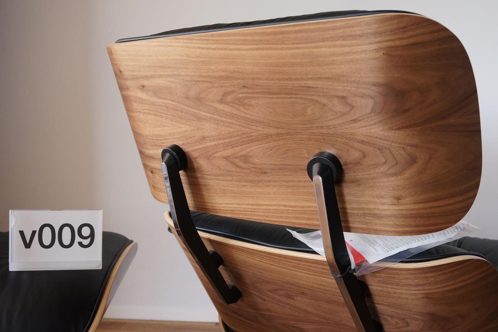 イームズラウンジチェアの木目