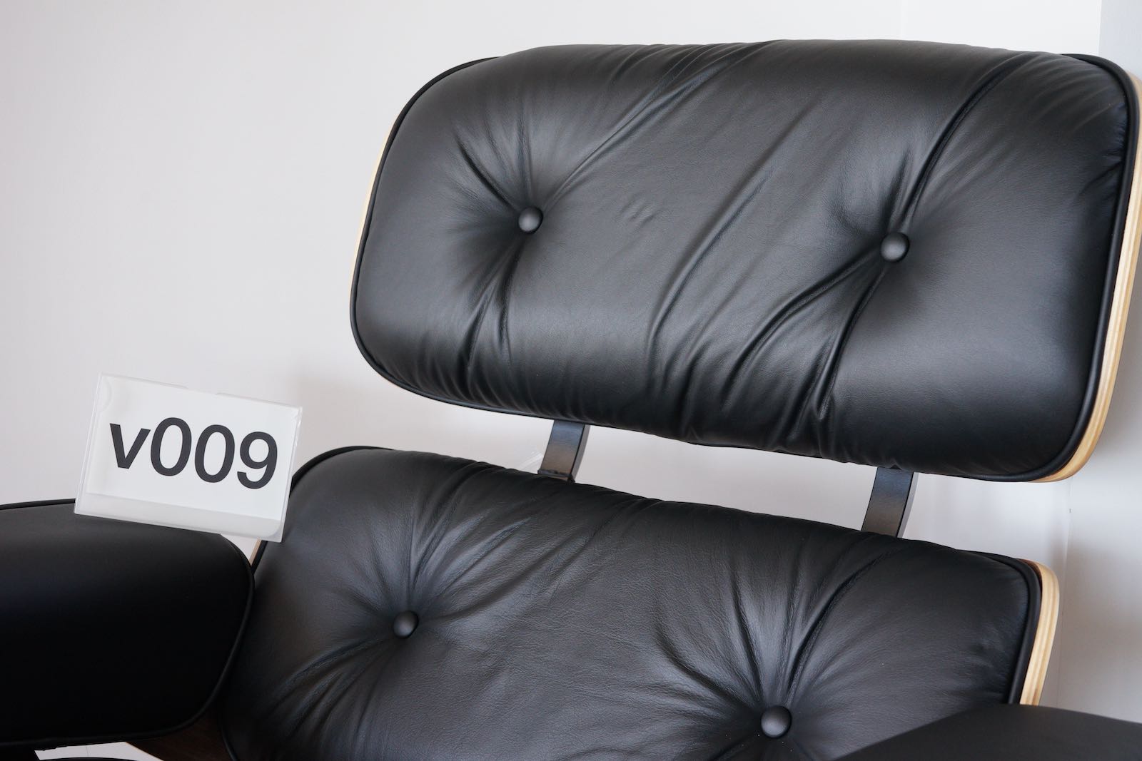 イームズラウンジチェアの木目