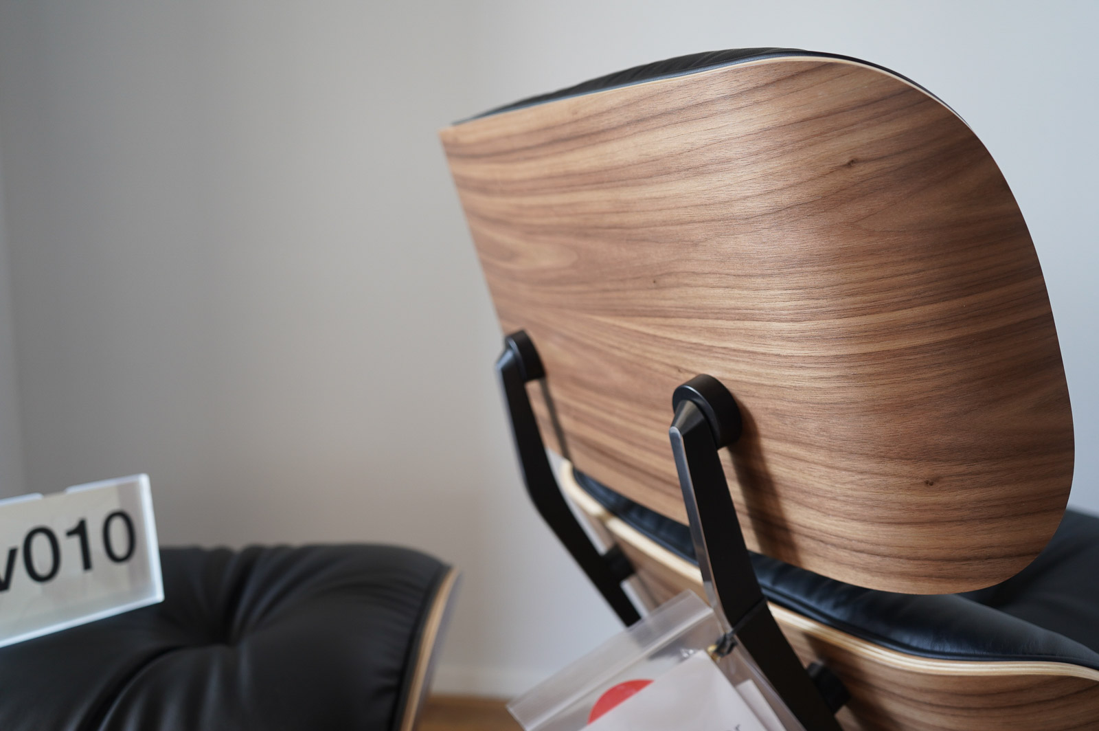 イームズラウンジチェアの木目