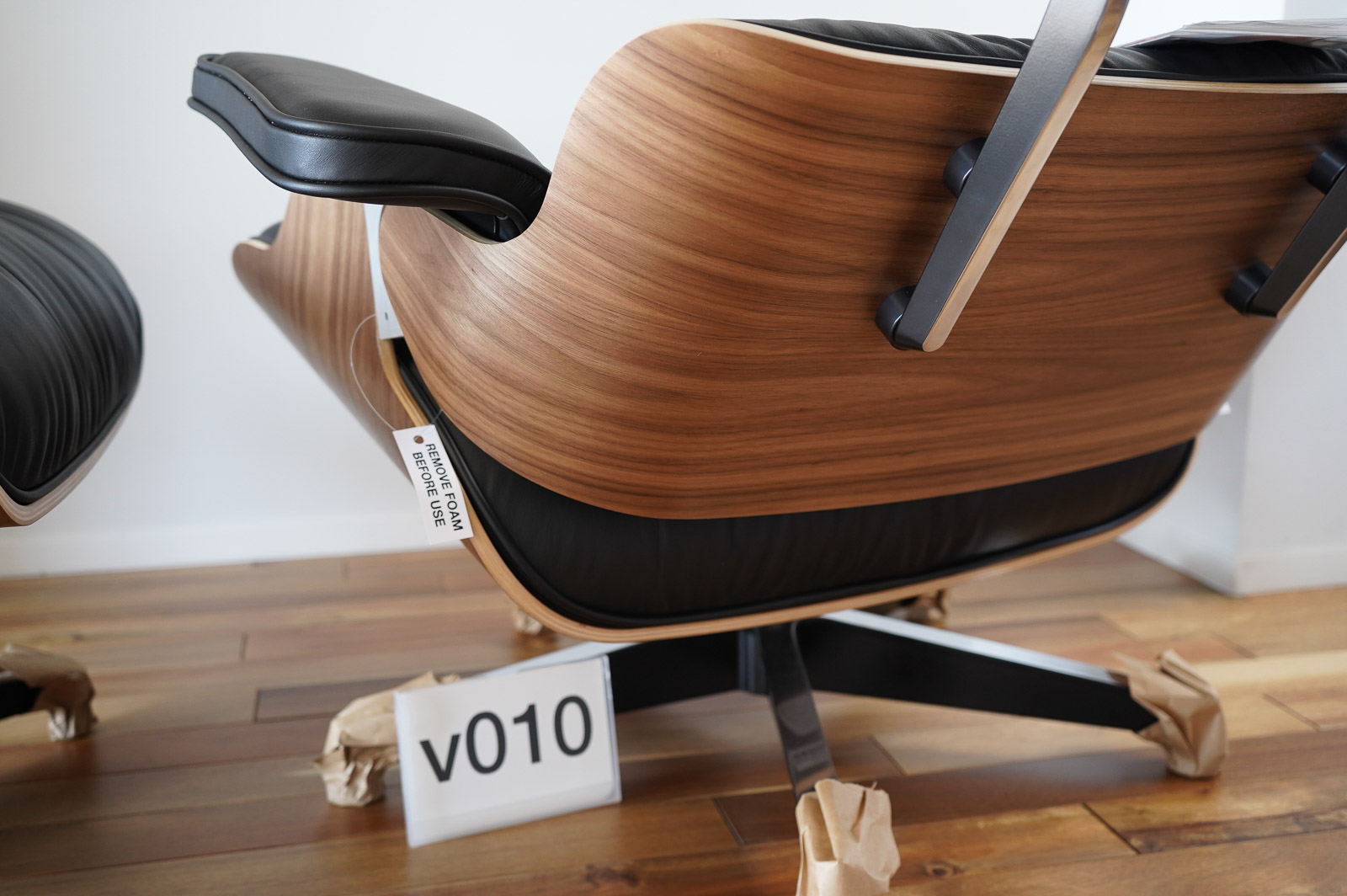 イームズラウンジチェアの木目