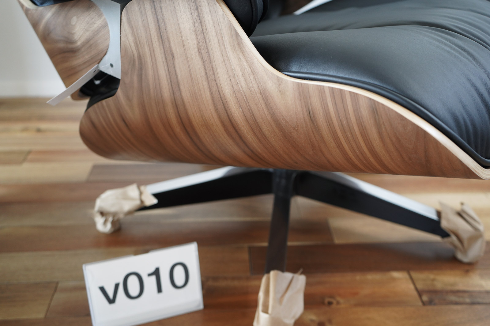 イームズラウンジチェアの木目