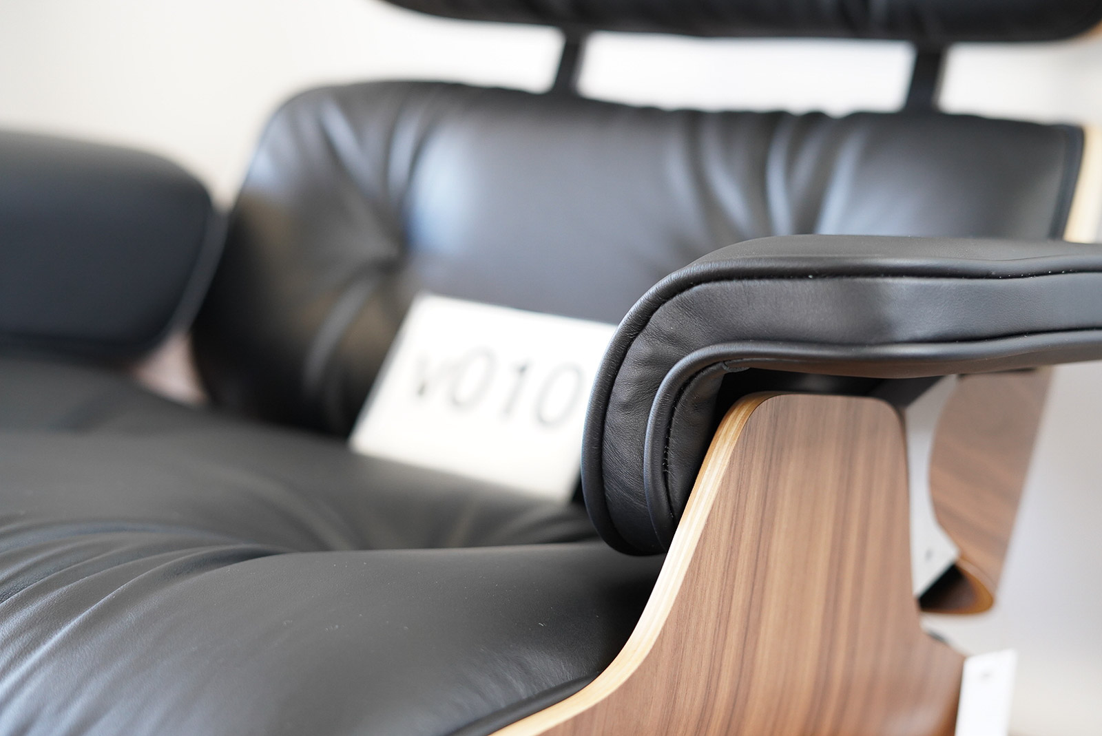 イームズラウンジチェアの木目