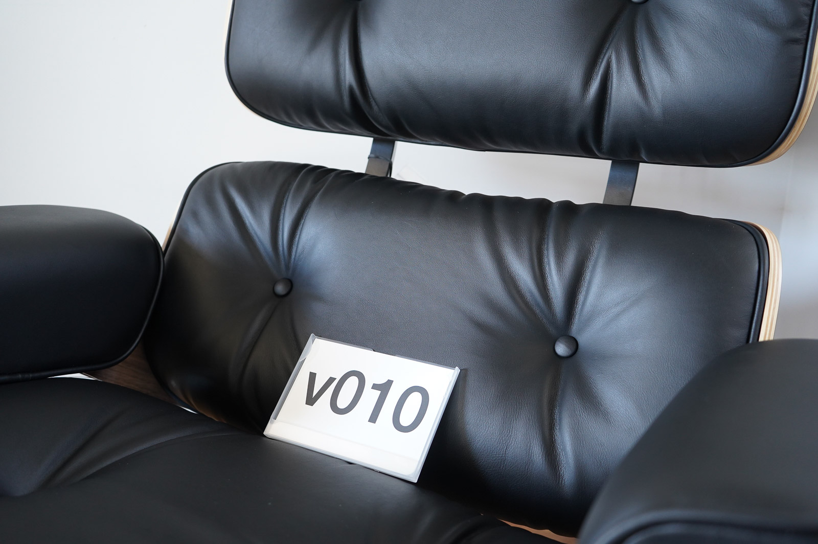 イームズラウンジチェアの木目