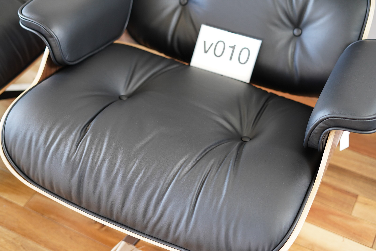 イームズラウンジチェアの木目