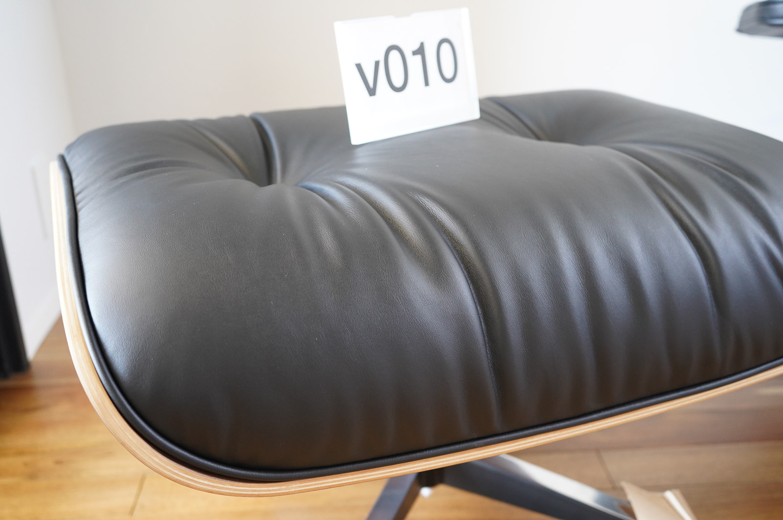 イームズラウンジチェアの木目