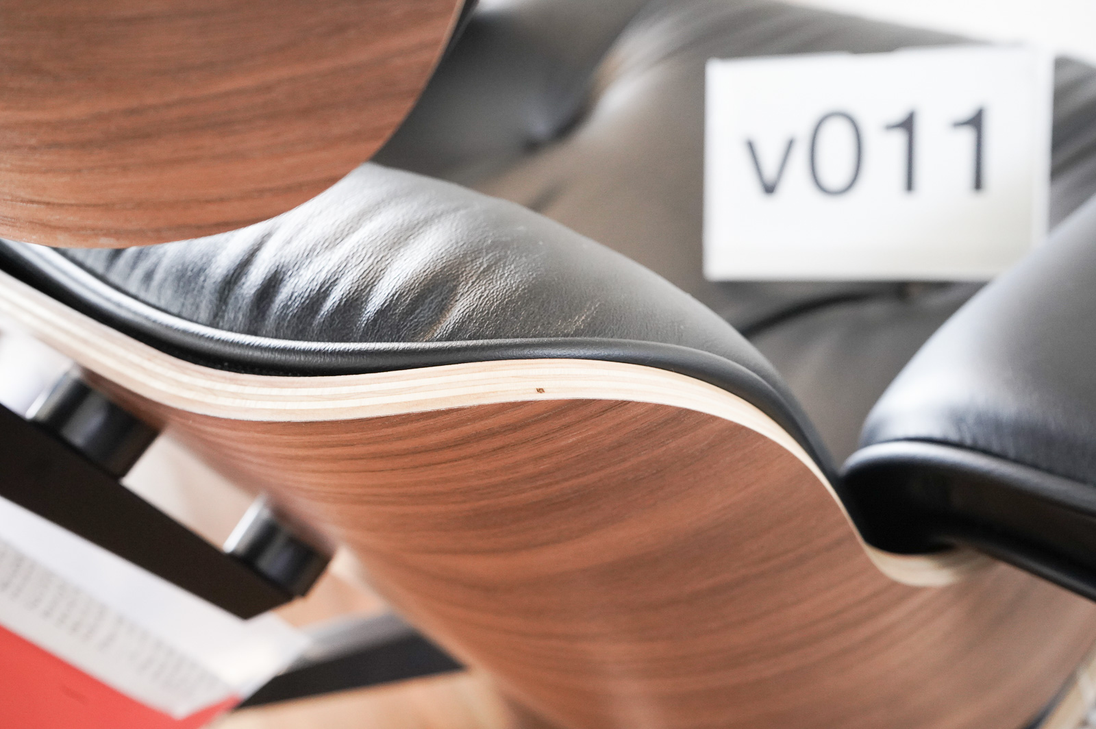 イームズラウンジチェアの木目