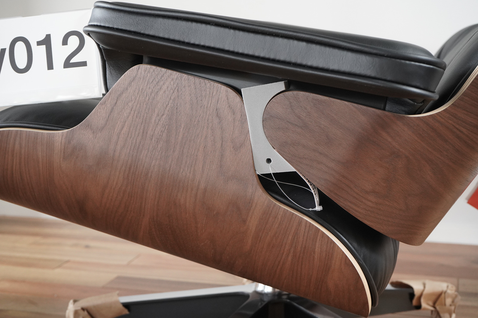 イームズラウンジチェアの木目