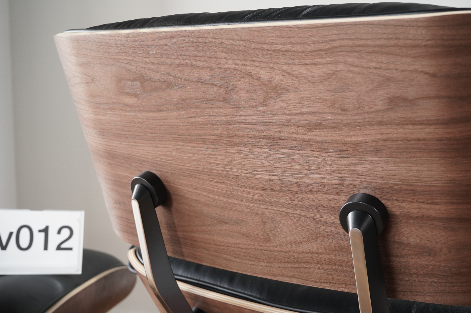 イームズラウンジチェアの木目