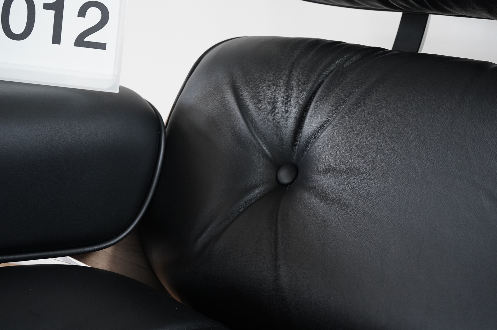 イームズラウンジチェアの木目