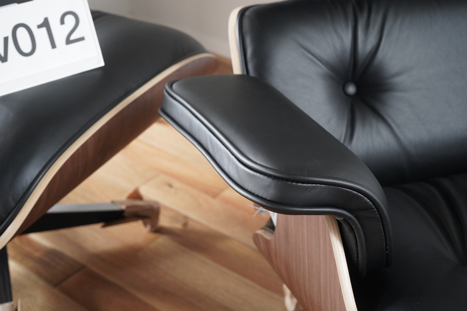 イームズラウンジチェアの木目