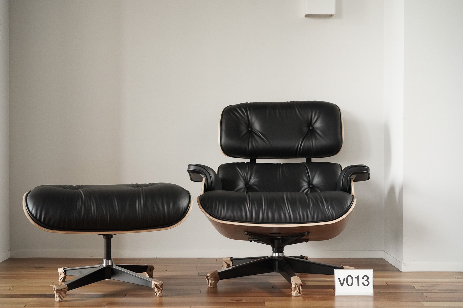 イームズラウンジチェアの木目