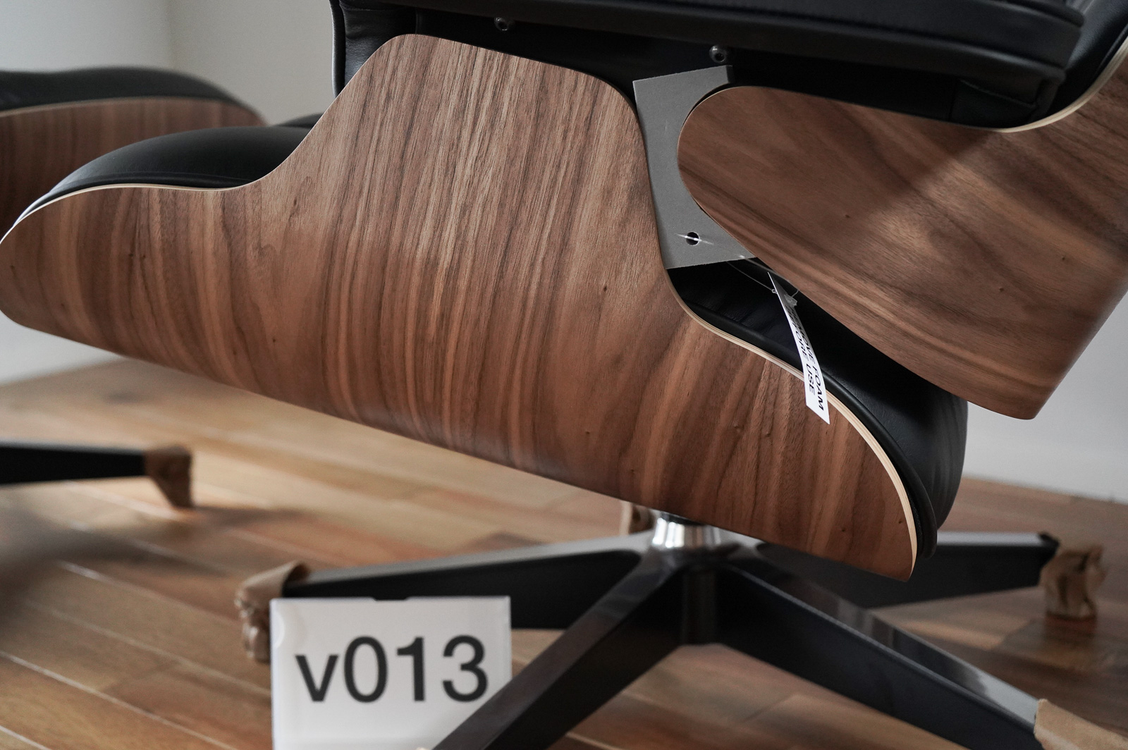 イームズラウンジチェアの木目