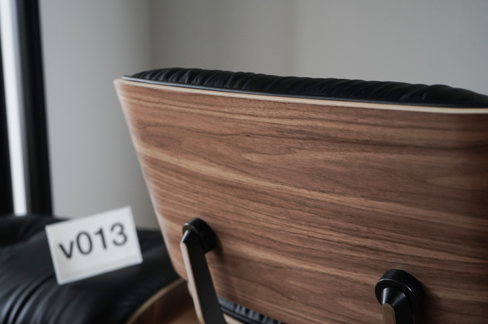 イームズラウンジチェアの木目