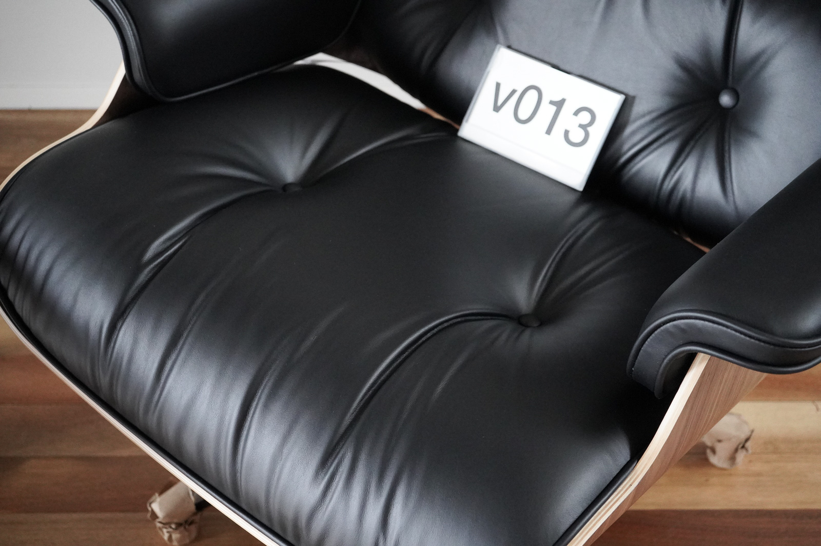 イームズラウンジチェアの木目