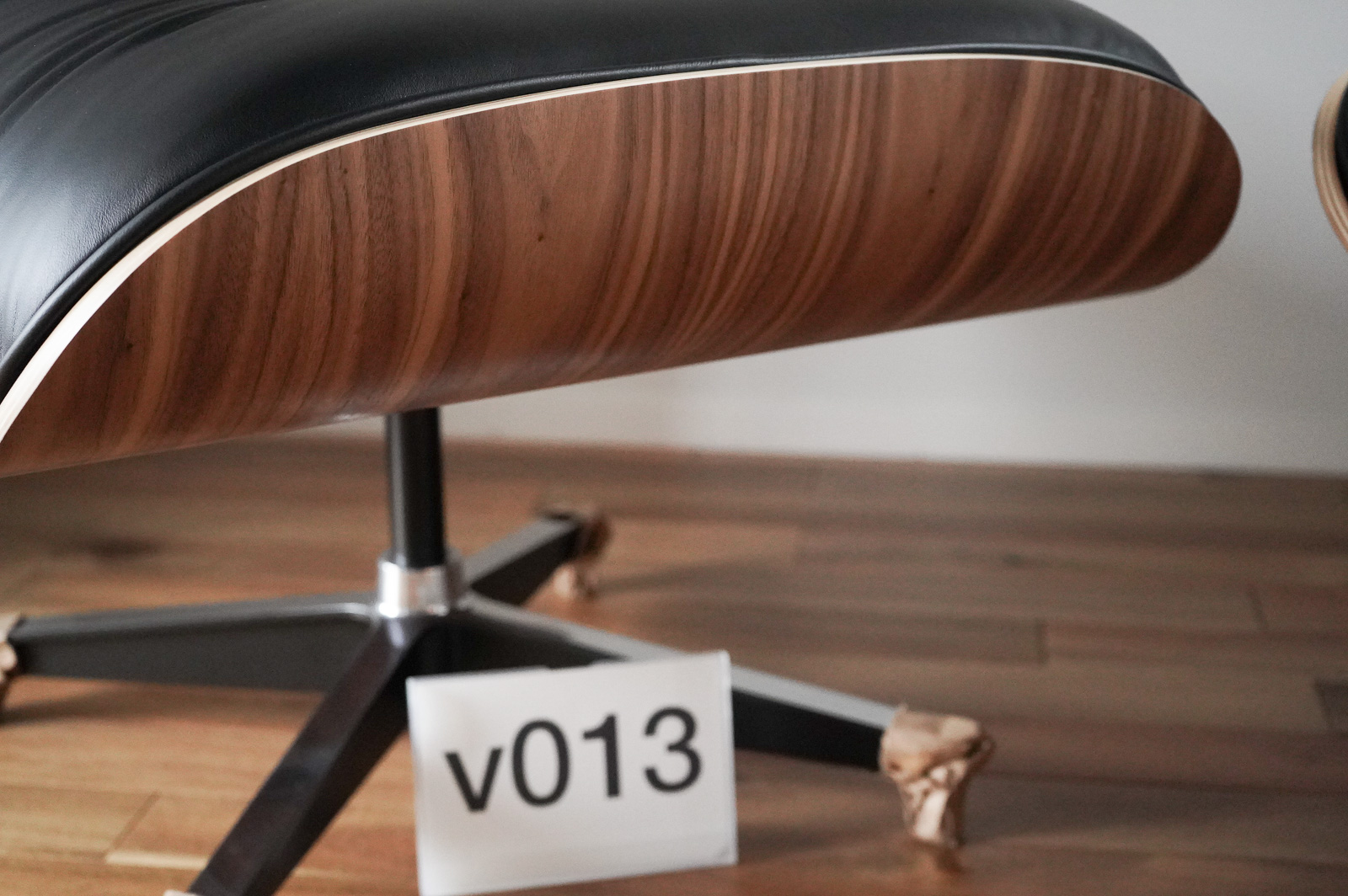 イームズラウンジチェアの木目