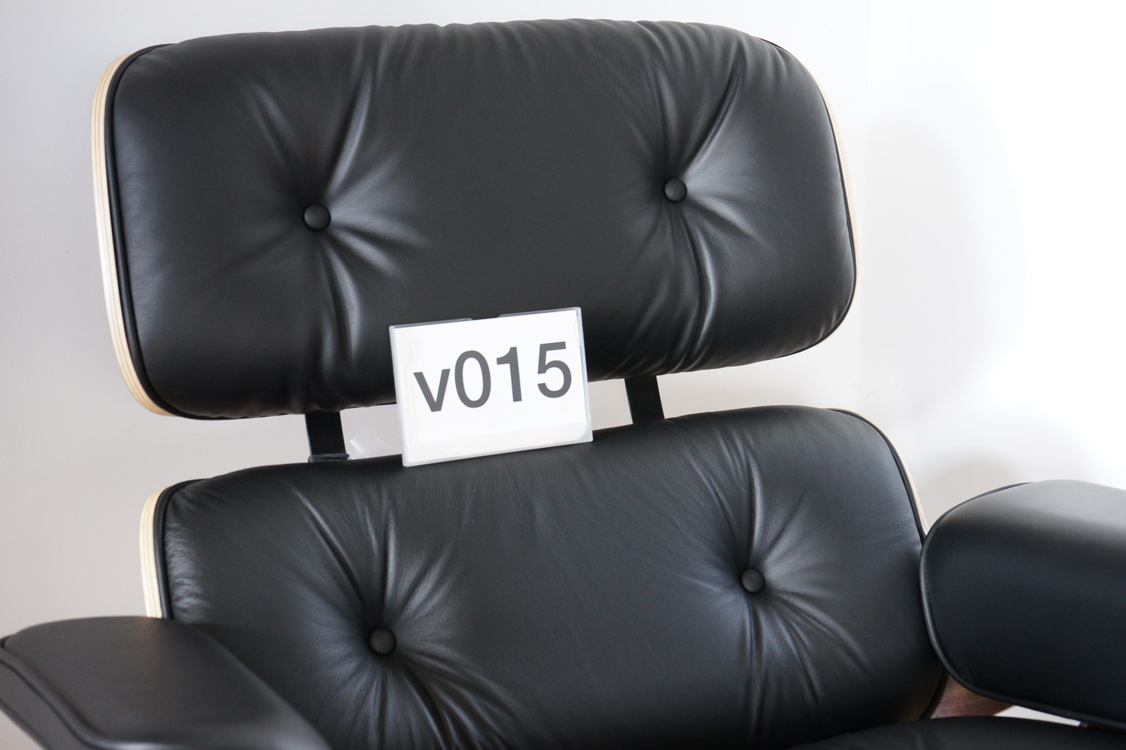 イームズラウンジチェアの木目