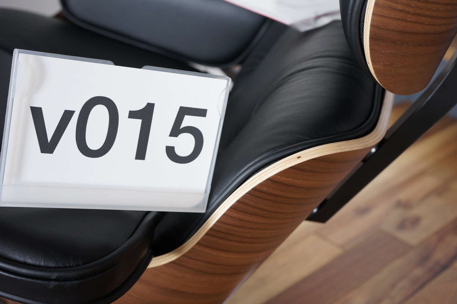 イームズラウンジチェアの木目