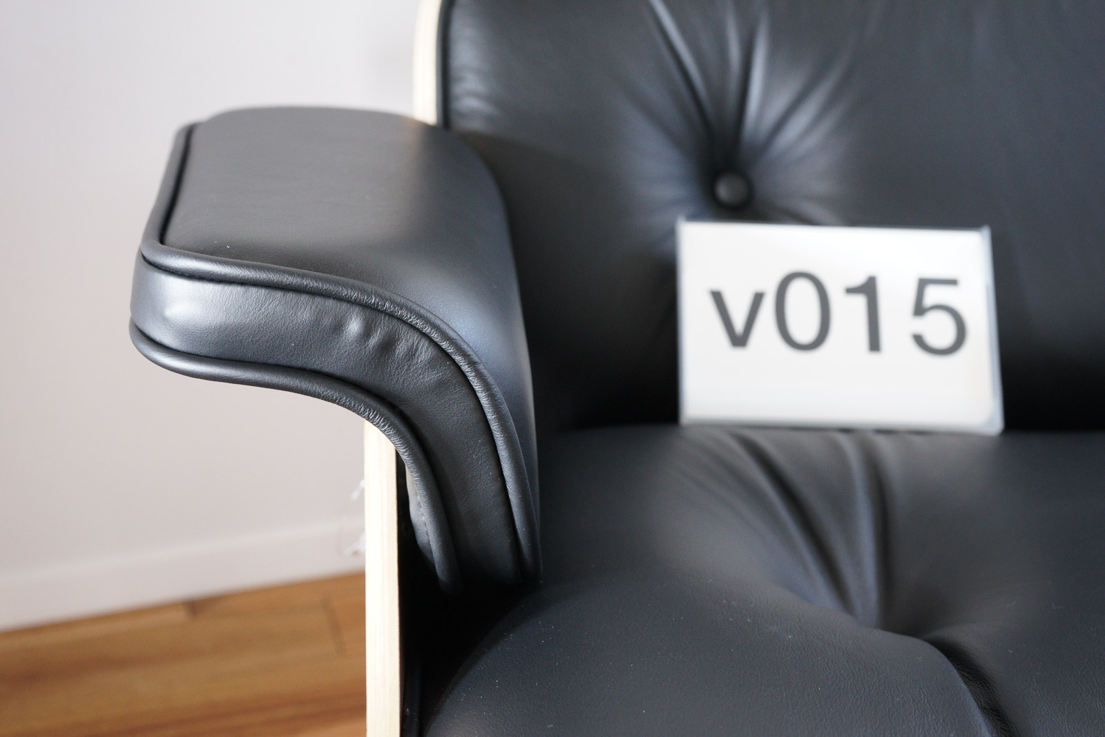 イームズラウンジチェアの木目