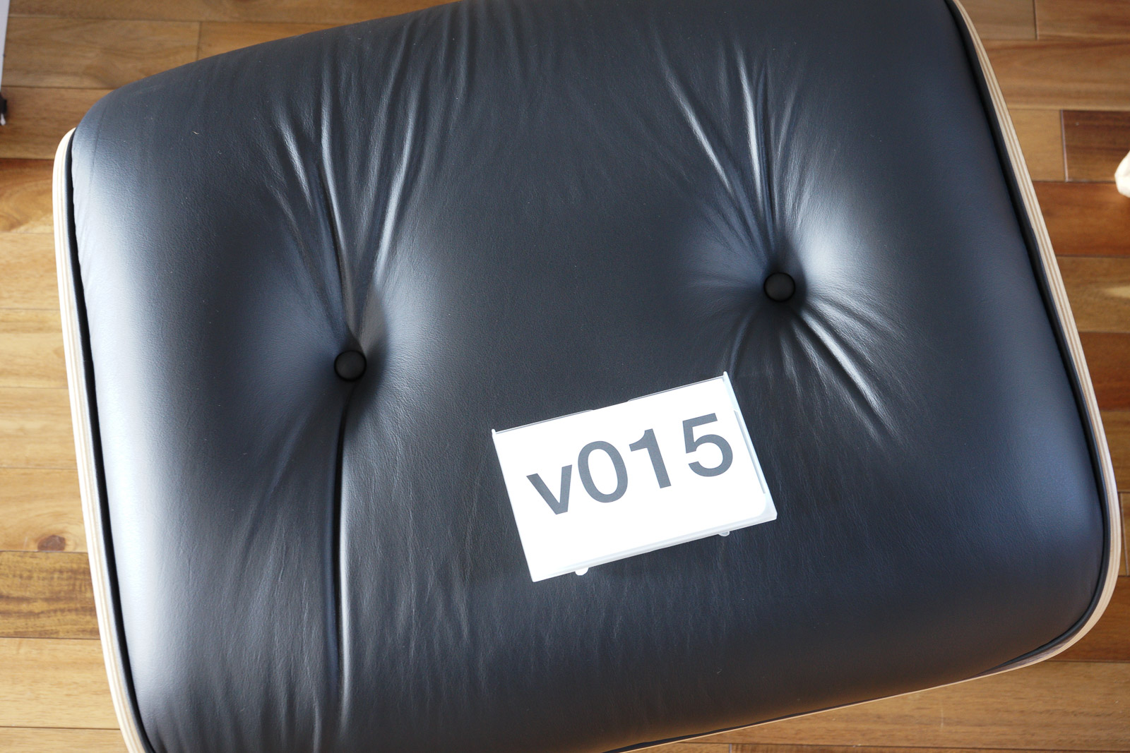 イームズラウンジチェアの木目