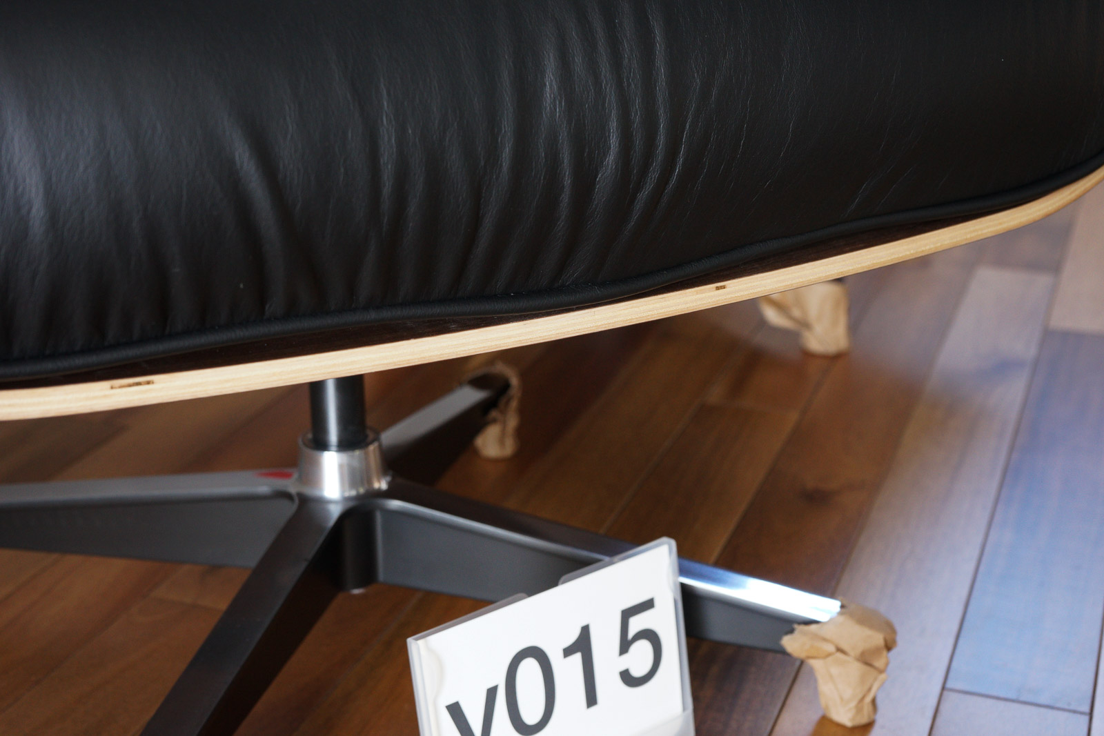 イームズラウンジチェアの木目