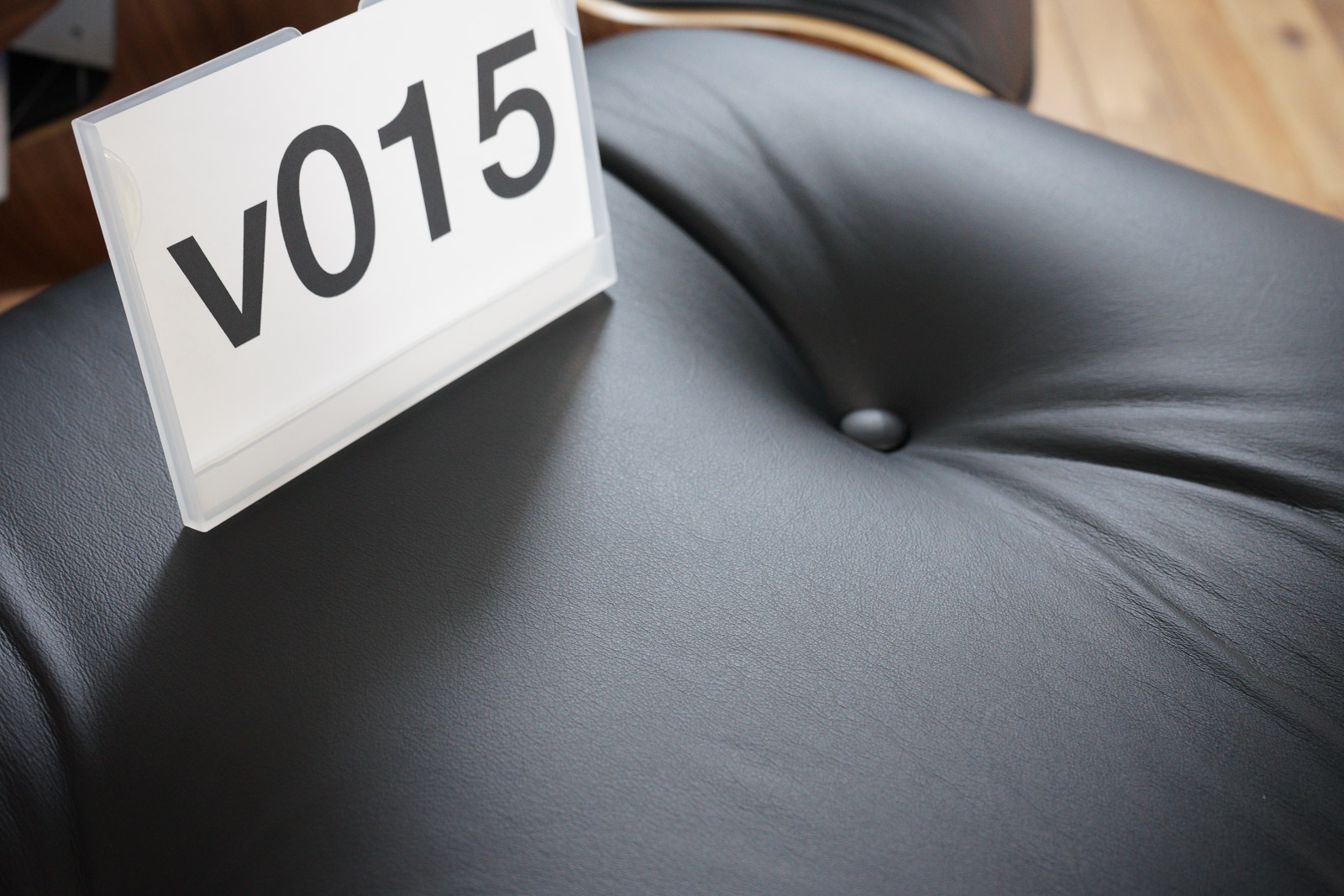 イームズラウンジチェアの木目