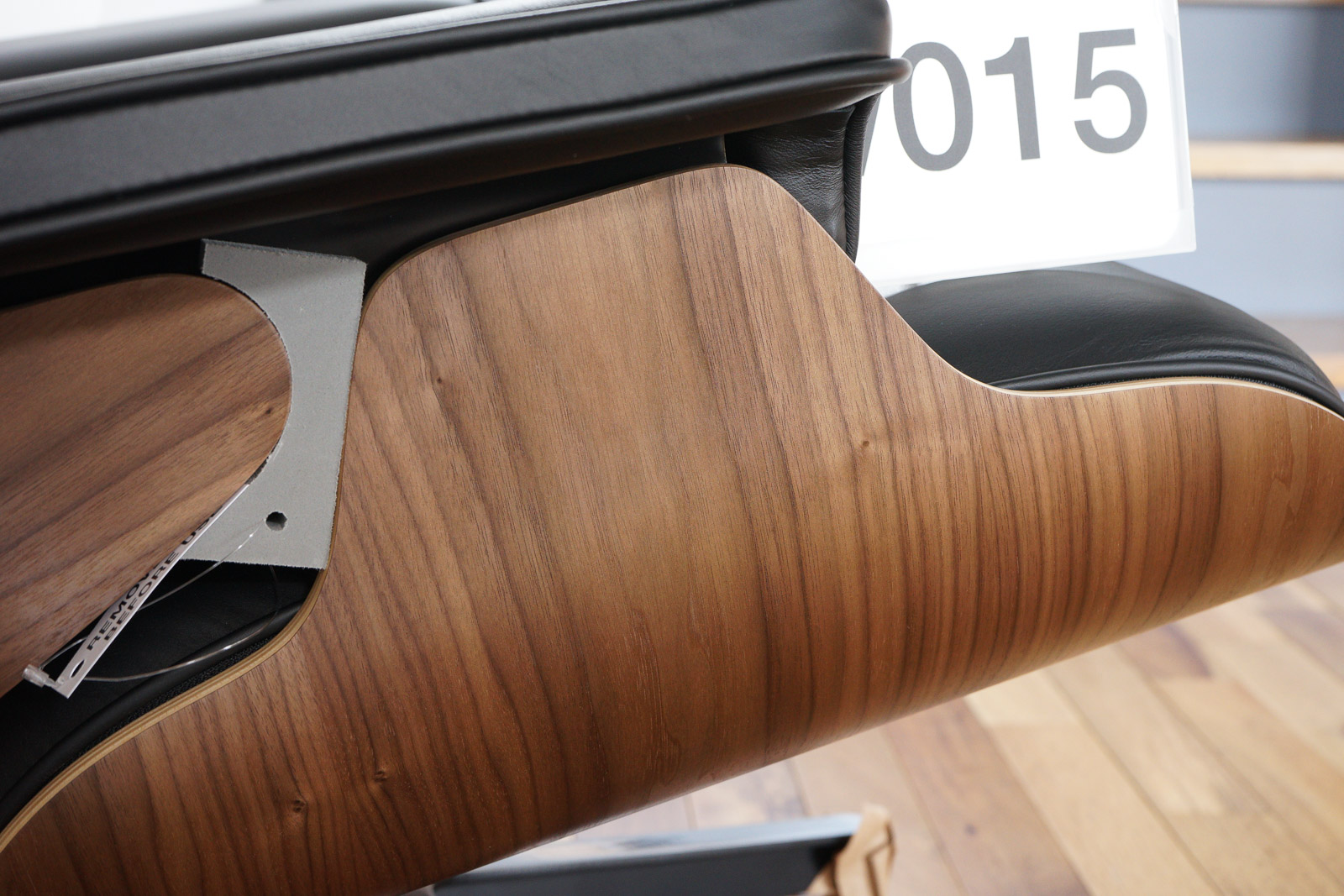 イームズラウンジチェアの木目