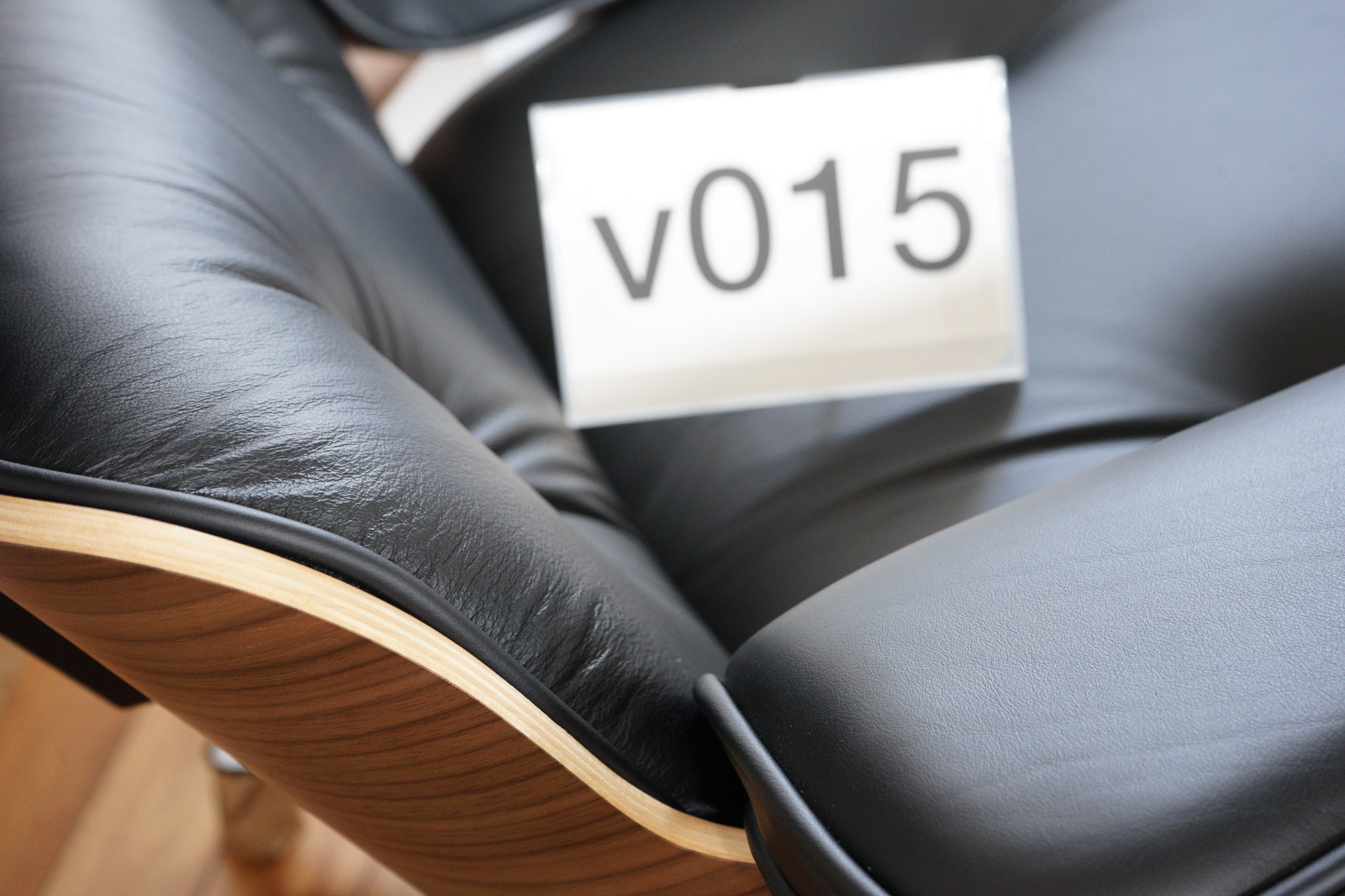 イームズラウンジチェアの木目