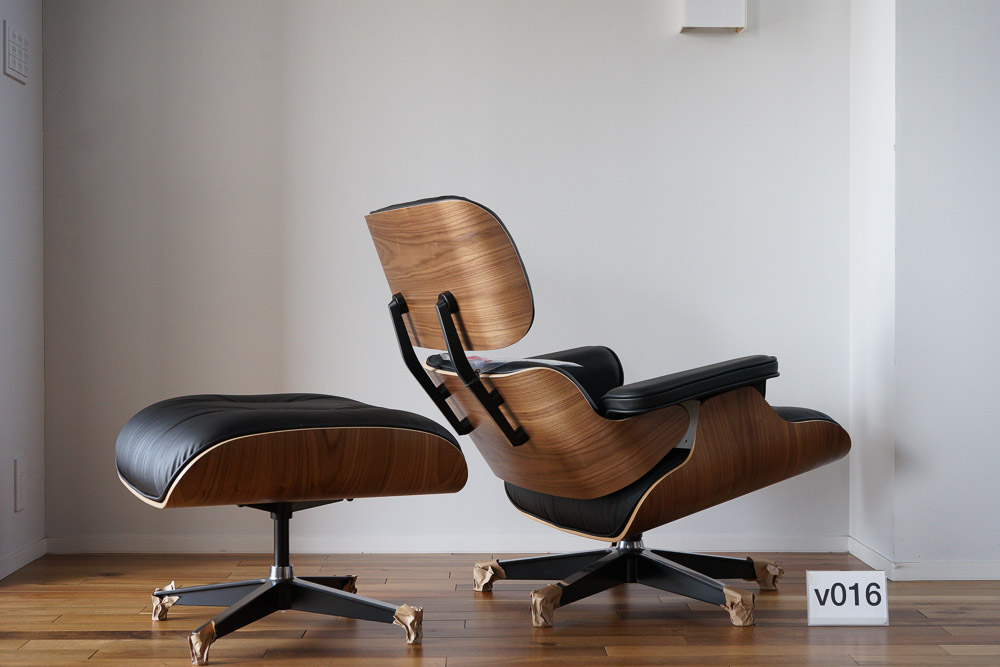 イームズラウンジチェアの木目