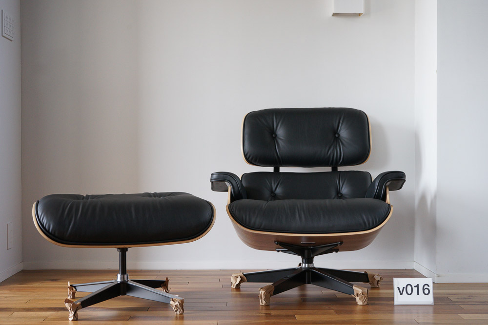 イームズラウンジチェアの木目