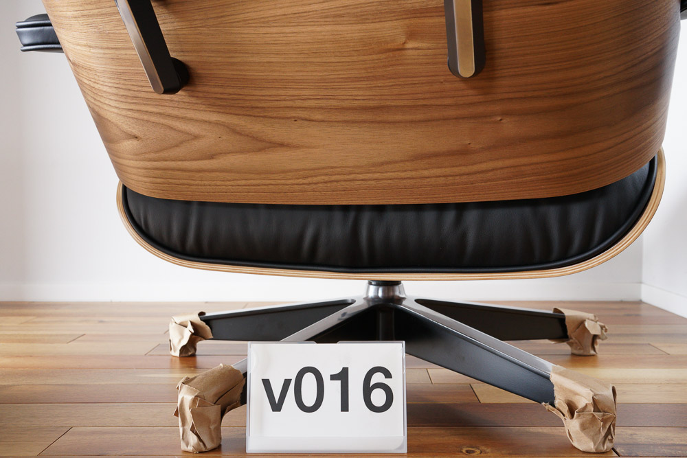 イームズラウンジチェアの木目