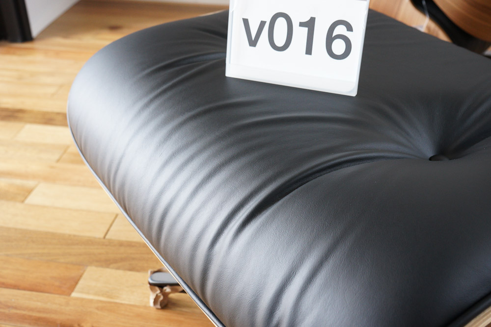 イームズラウンジチェアの木目