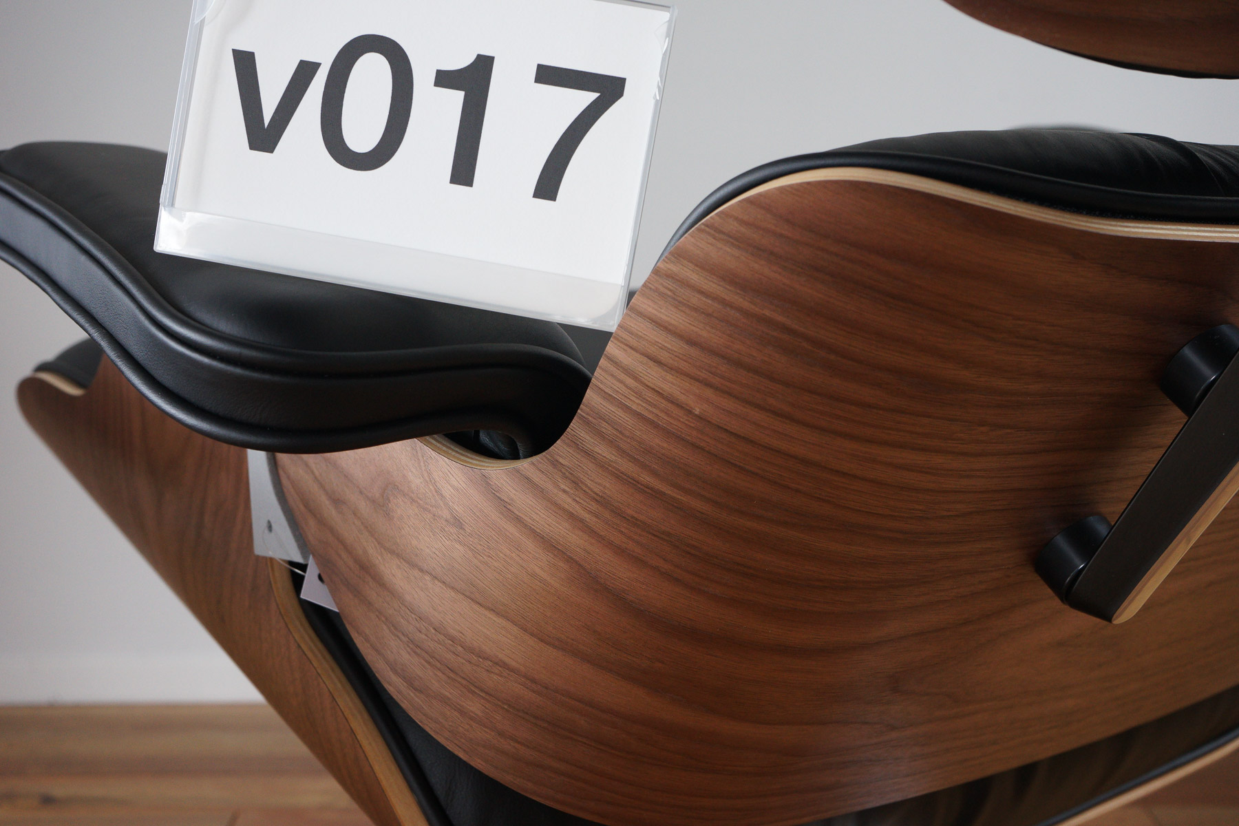 イームズラウンジチェアの木目