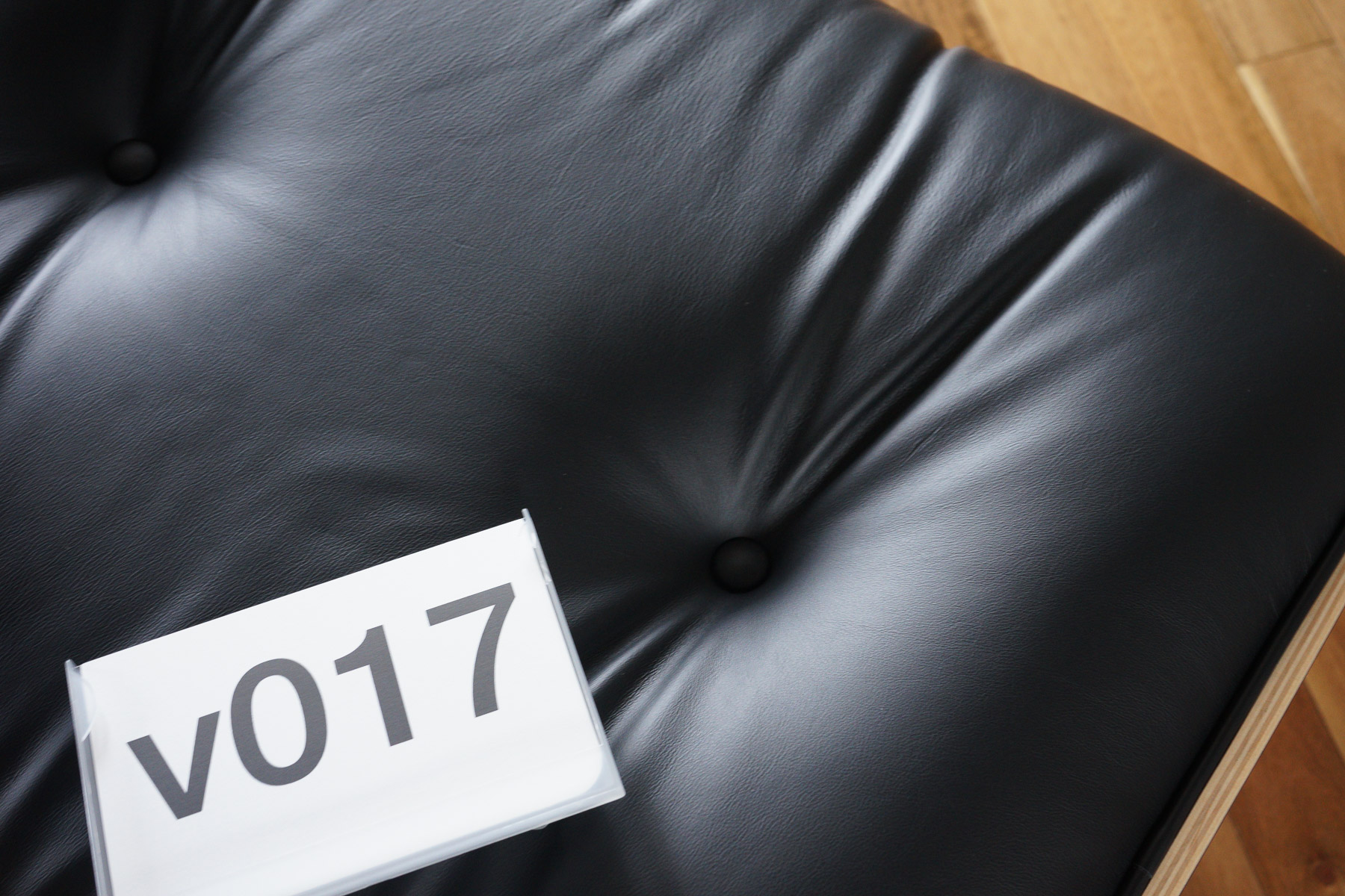 イームズラウンジチェアの木目