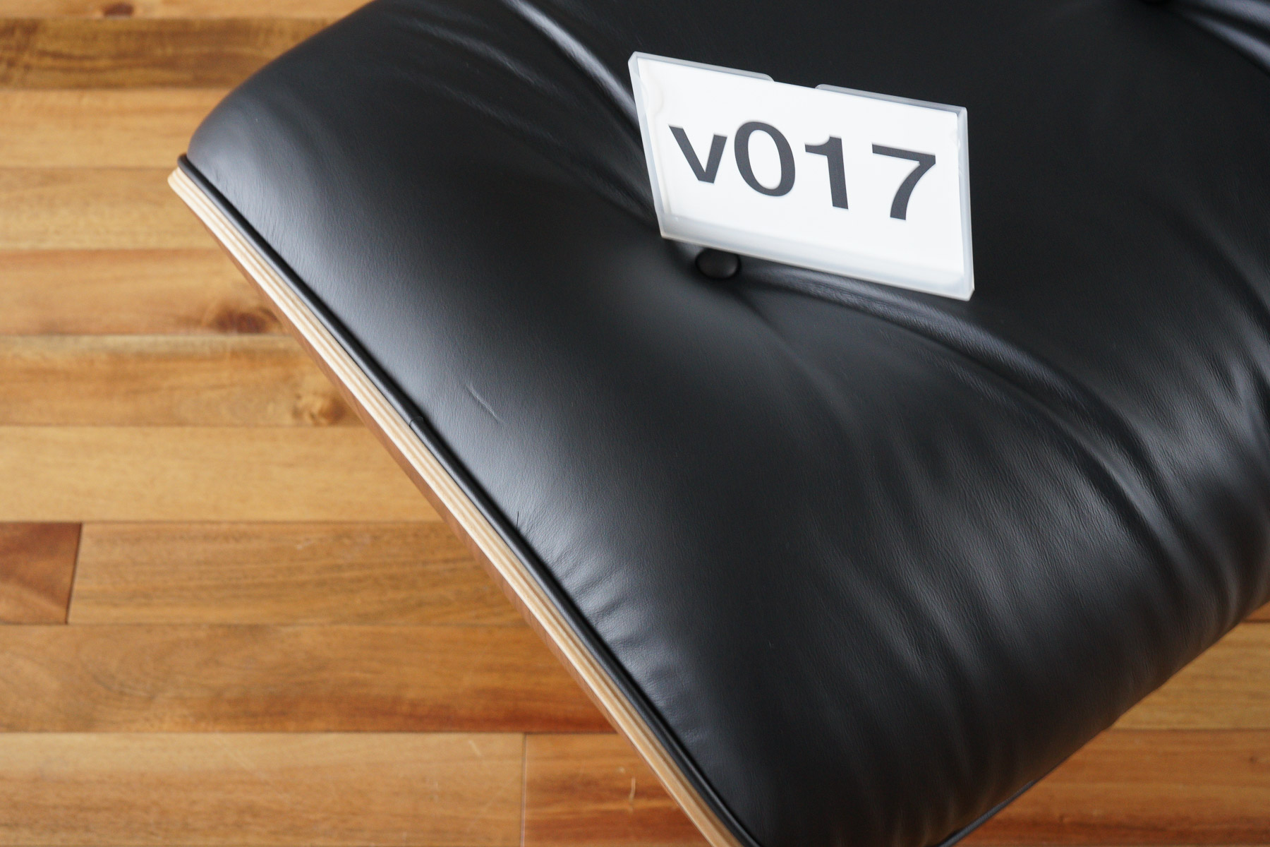 イームズラウンジチェアの木目