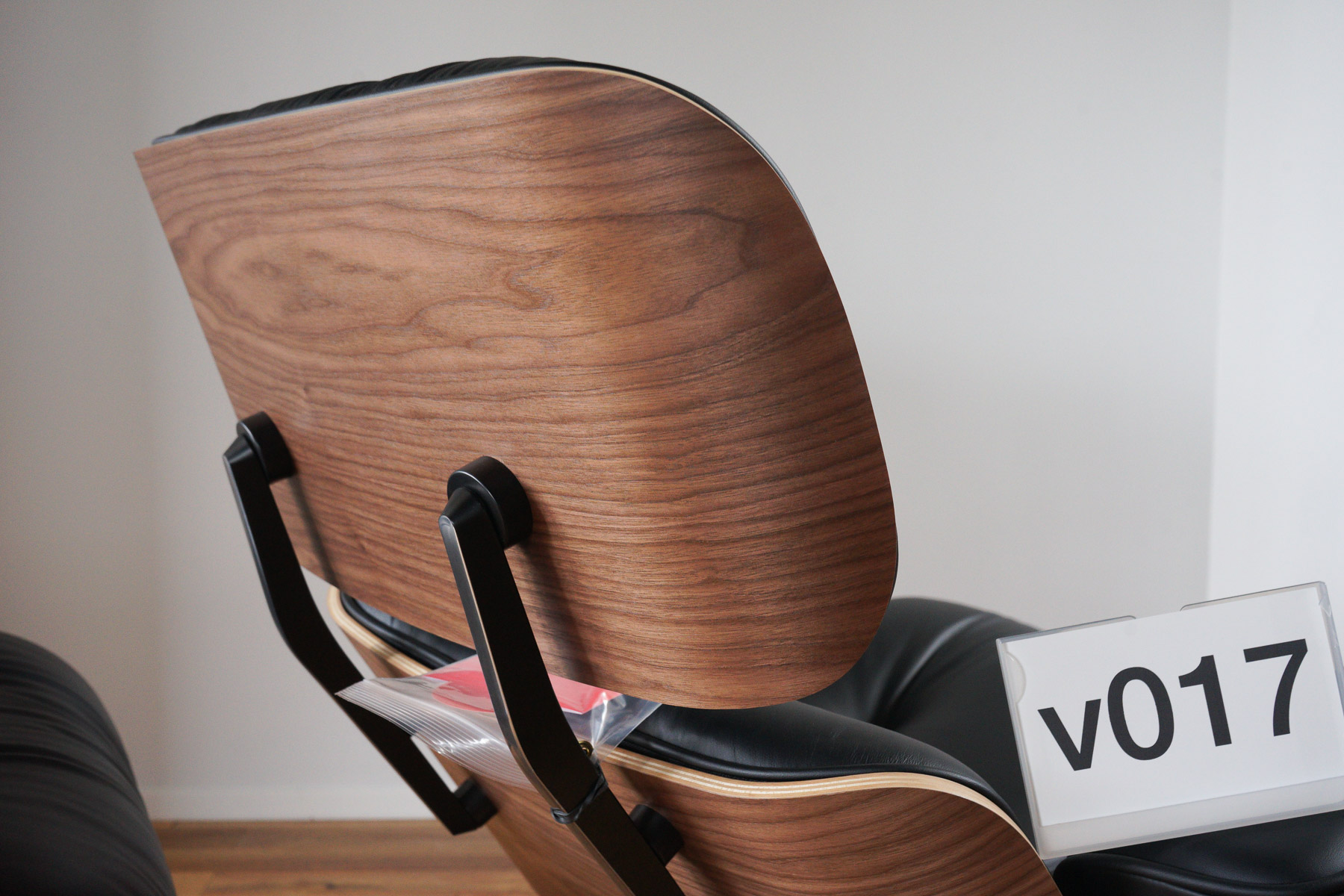 イームズラウンジチェアの木目