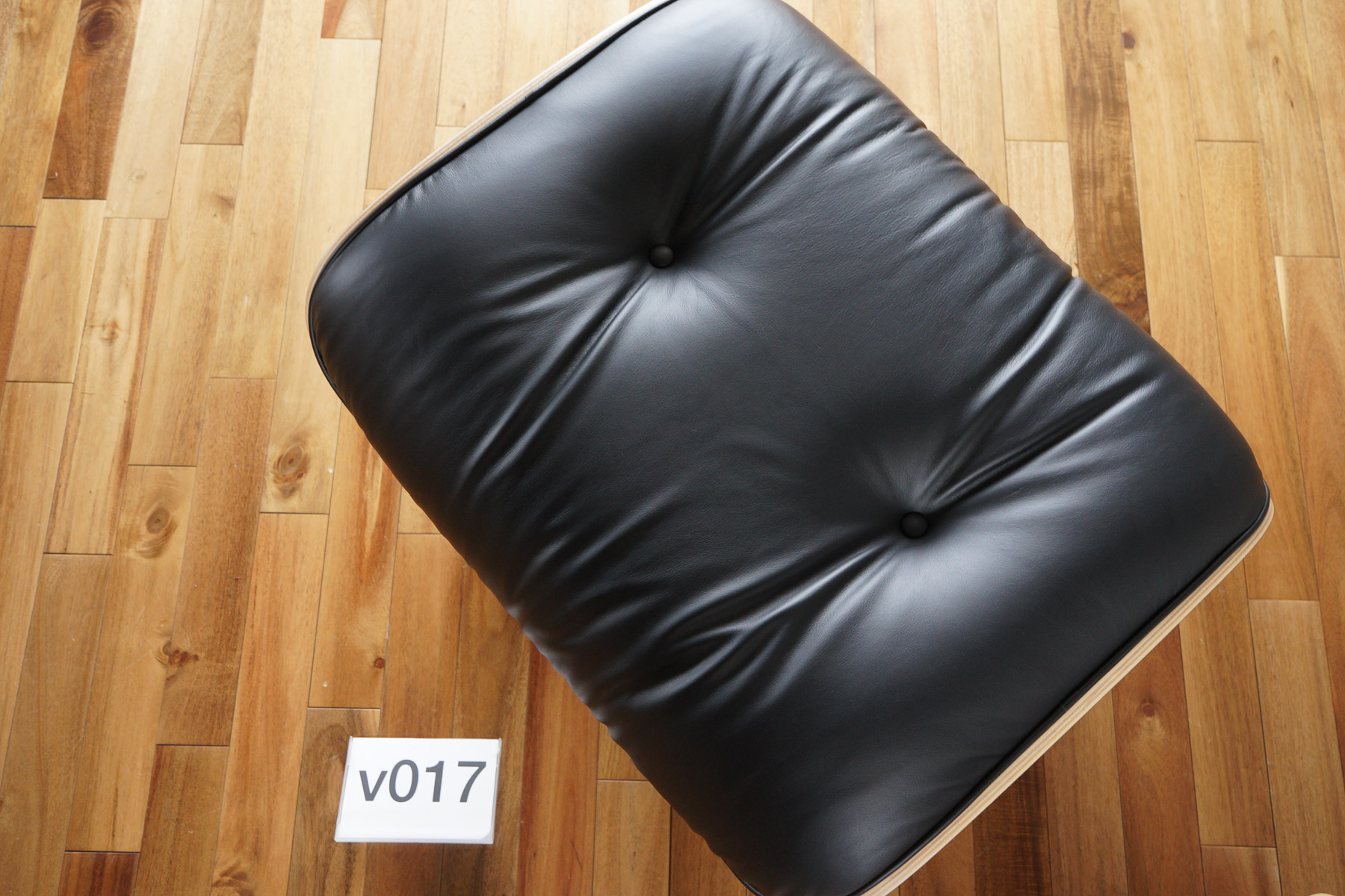 イームズラウンジチェアの木目