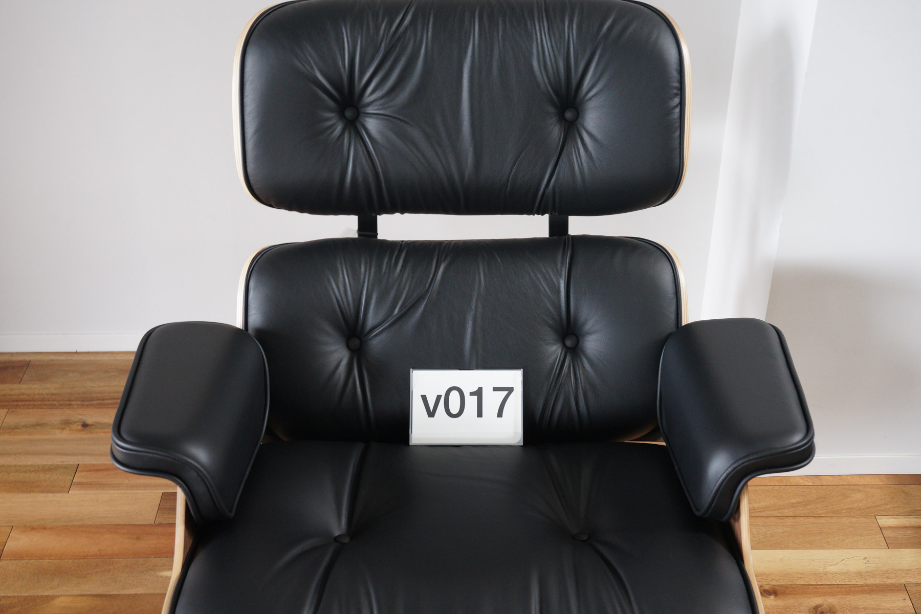 イームズラウンジチェアの木目