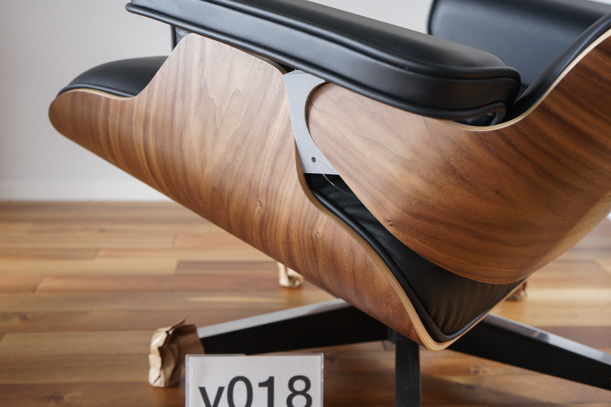 イームズラウンジチェアの木目