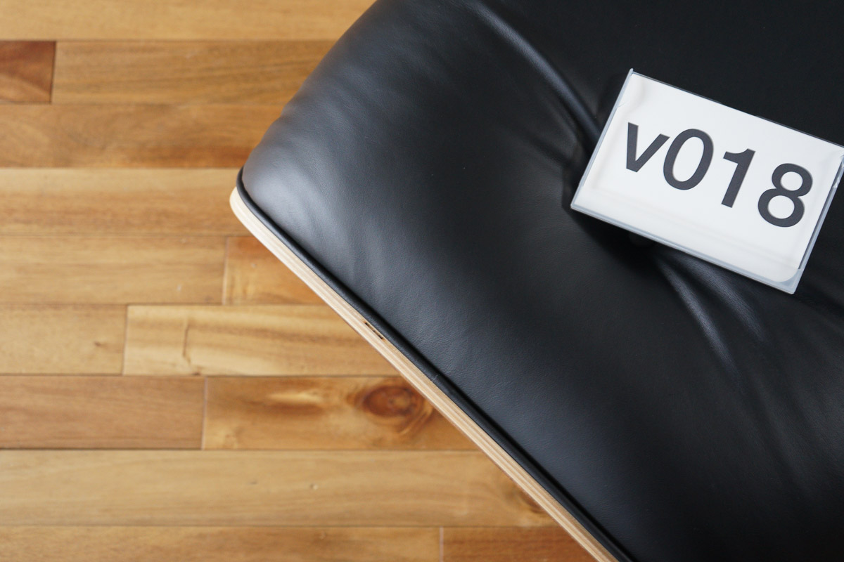 イームズラウンジチェアの木目