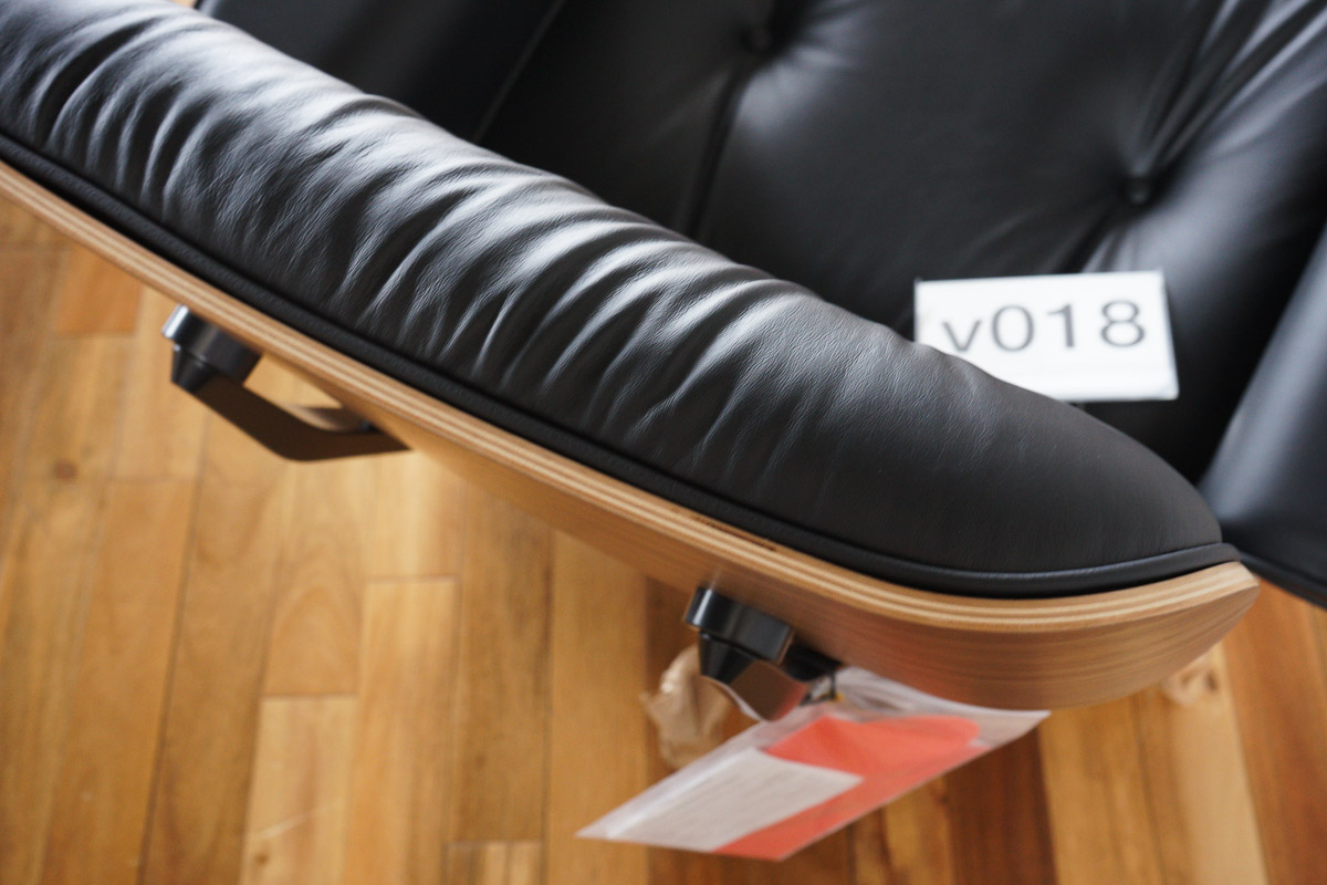 イームズラウンジチェアの木目