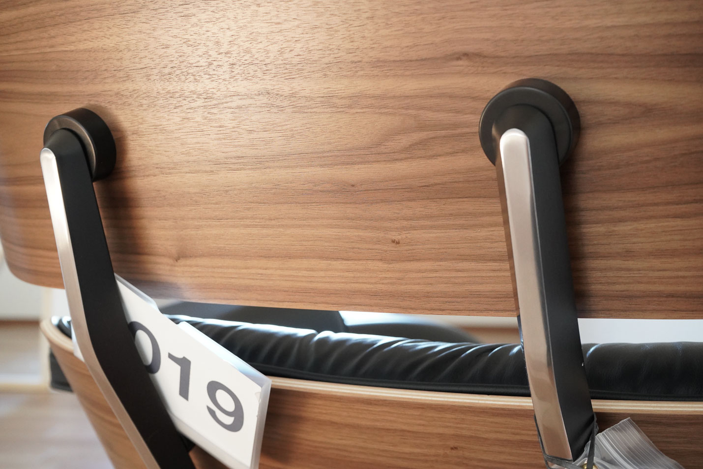 イームズラウンジチェアの木目