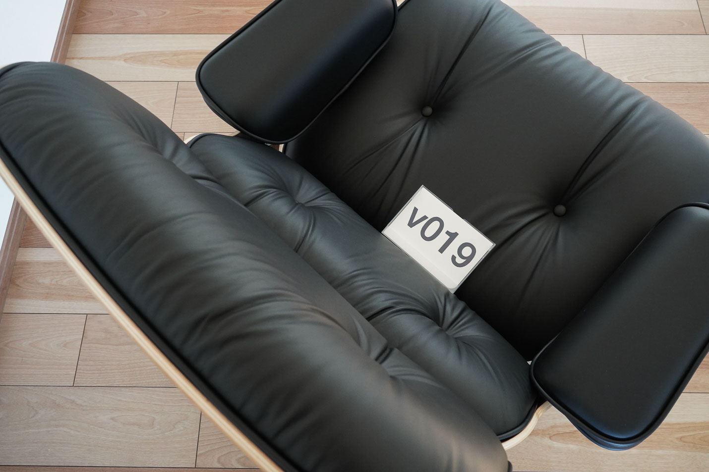 イームズラウンジチェアの木目