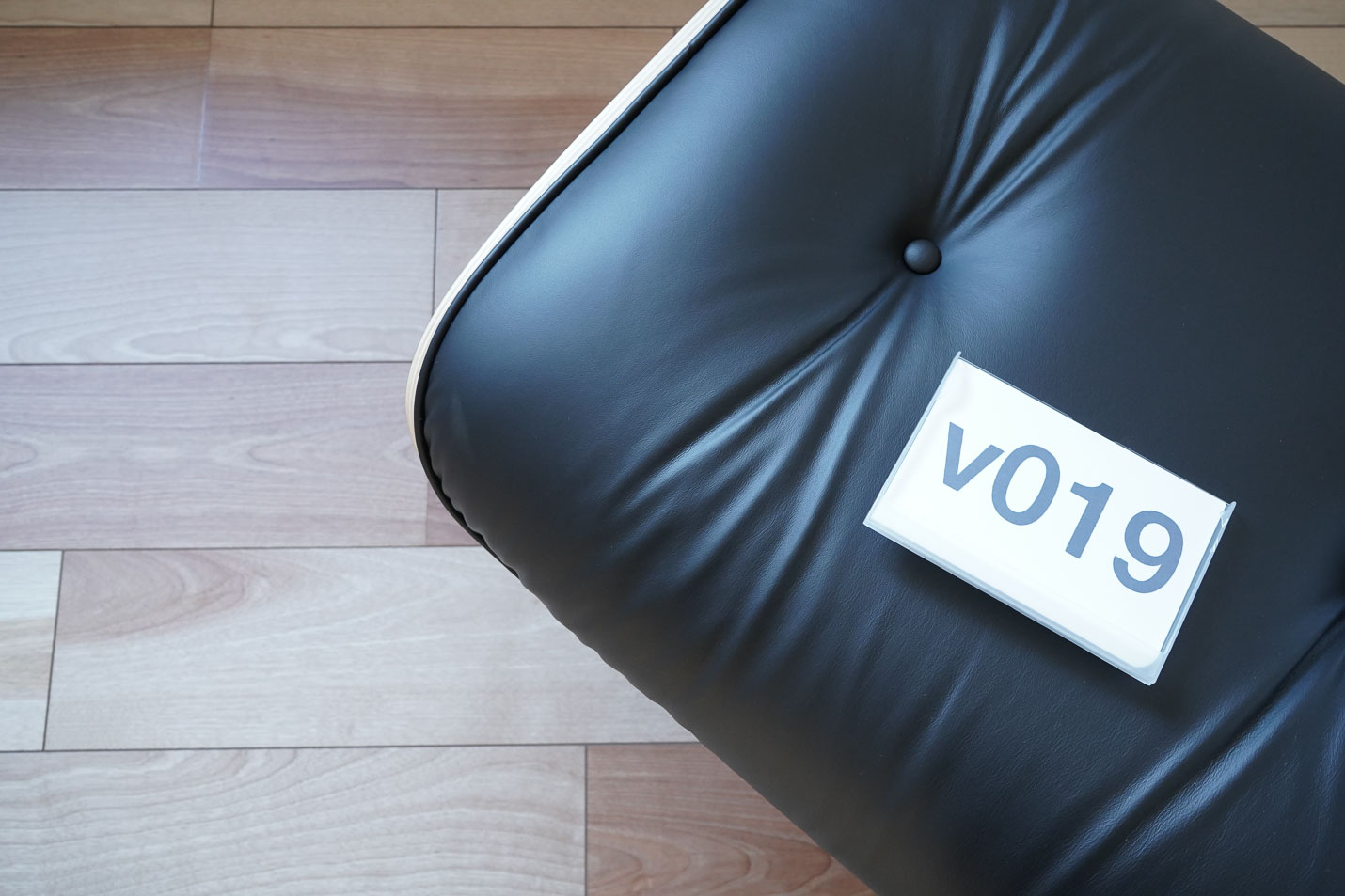 イームズラウンジチェアの木目