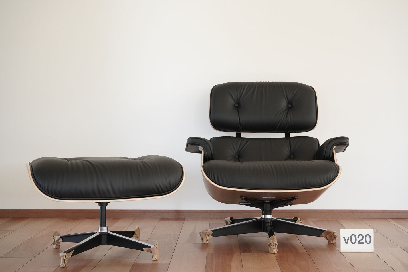 イームズラウンジチェアの木目