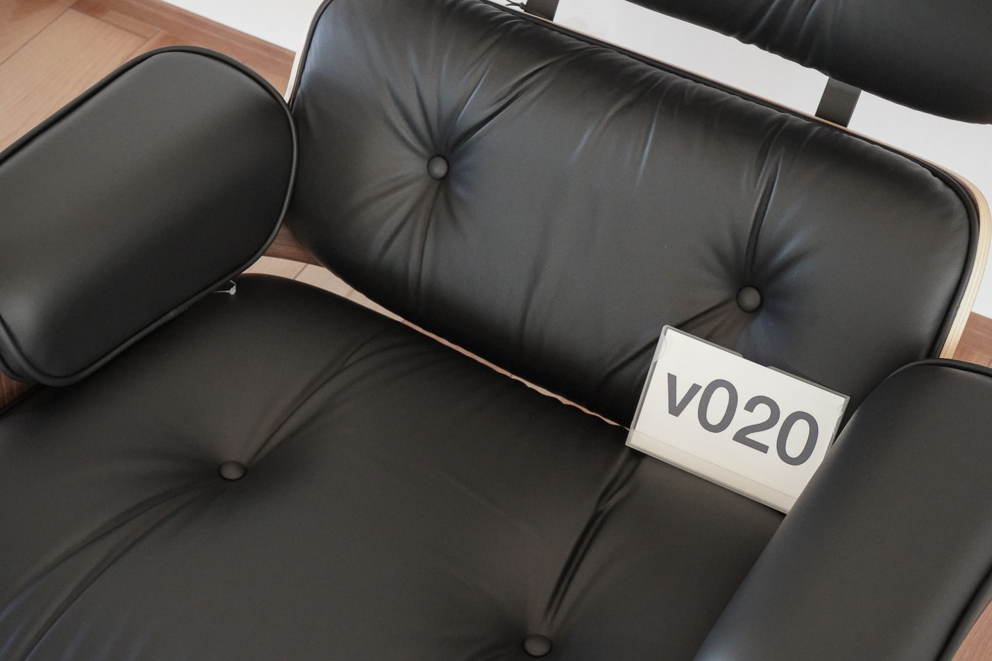 イームズラウンジチェアの木目