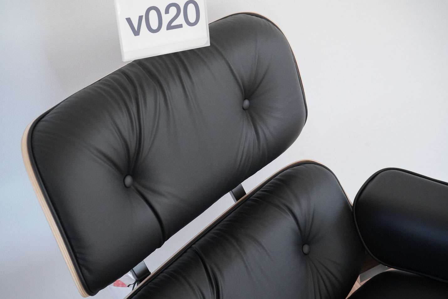 イームズラウンジチェアの木目