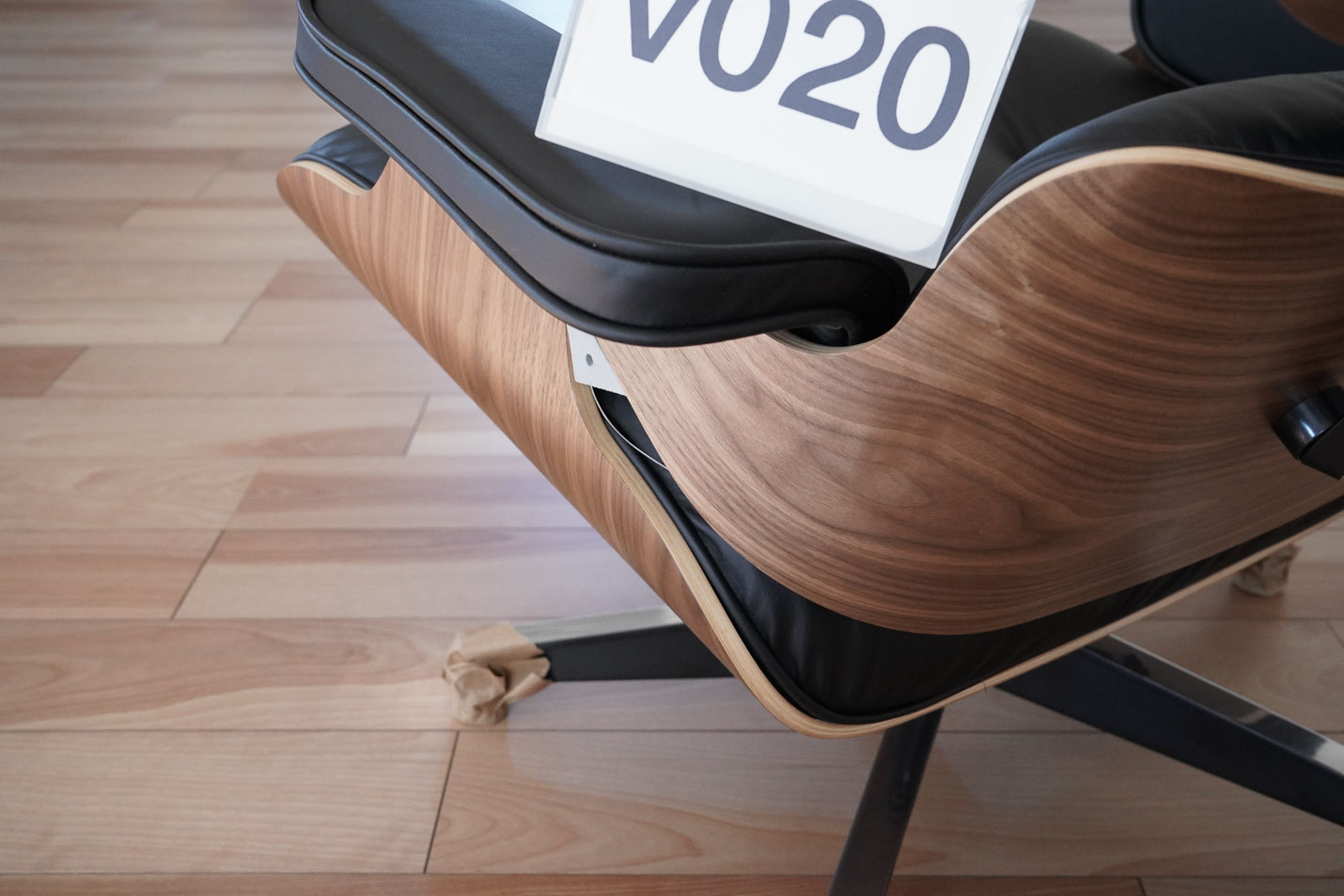 イームズラウンジチェアの木目