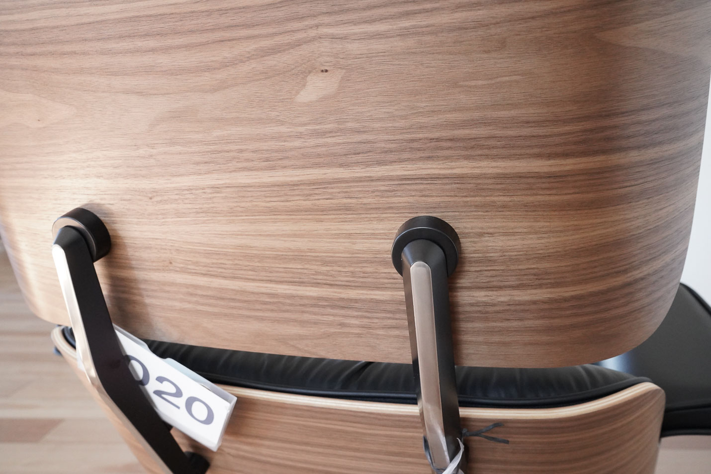 イームズラウンジチェアの木目