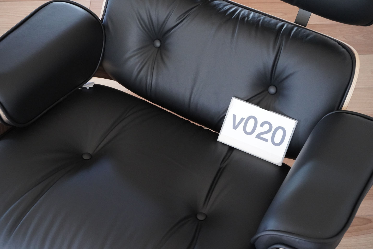 イームズラウンジチェアの木目