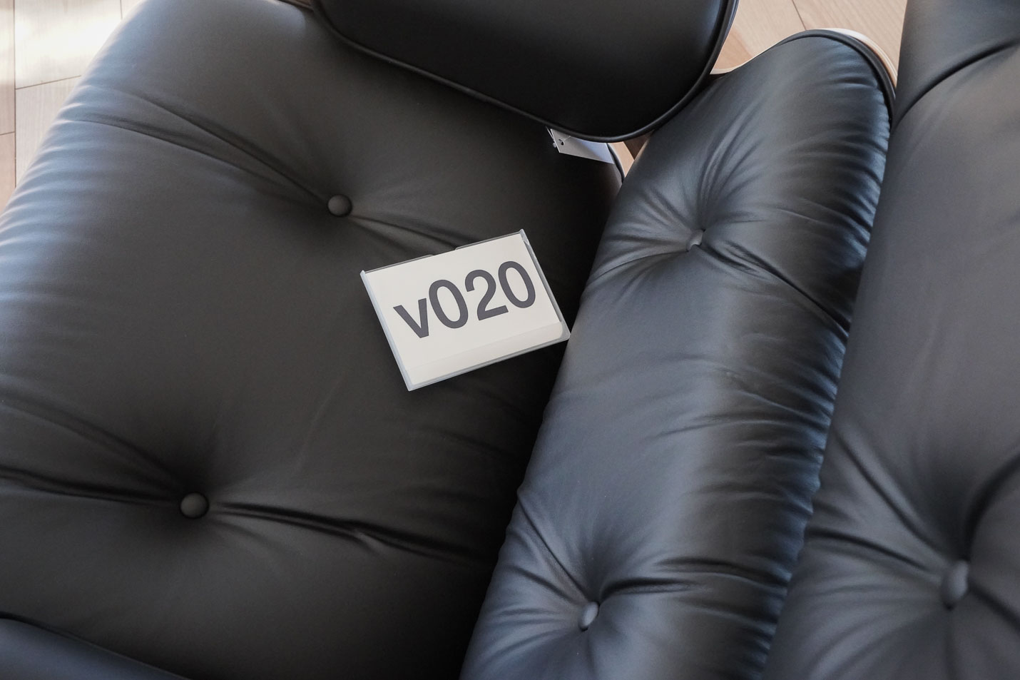 イームズラウンジチェアの木目